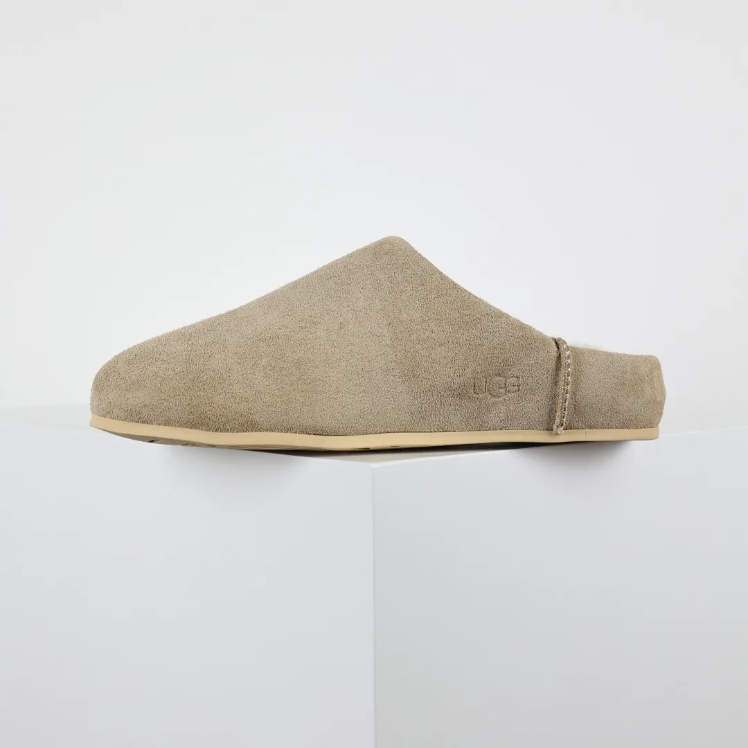 Local self-pickup💰560 Core recommended good price Independently developed original outsole, cashmere insole, keeping warm in winter, suitable for home use. In recent years, uug has launched a style series, which is partially skewed towards the preferences of young consumers, and has also been at the forefront of fashion trends. Shoe body material, water-repellent coated suede upper, 17mm UGGPURE™ implanted wool insole, lightweight non-slip and comfortable rubber outsole, with brand LOGO, complete packaging, size: 35 36 37 38 39 40